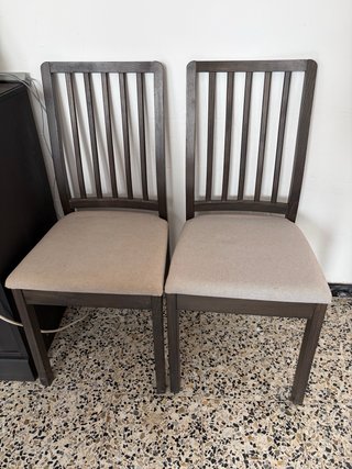 Mesa de comedor oscura