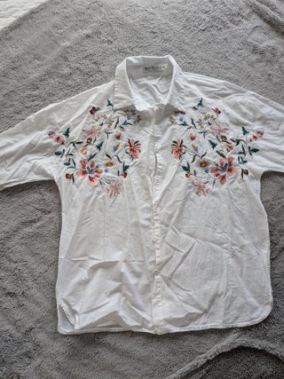 Camisa blanca bordada flores