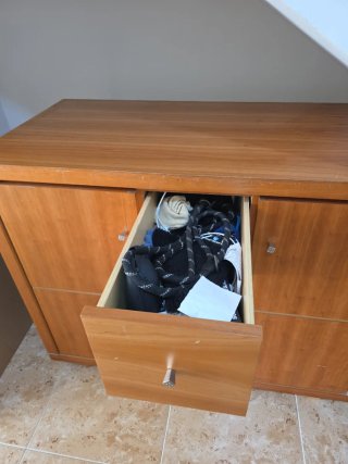 Mueble recibidor de madera con cajones