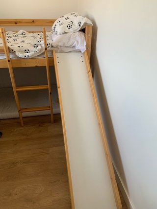 Cama litera con tobogán