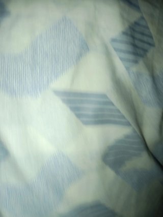 Almohada de tela azul y blanca