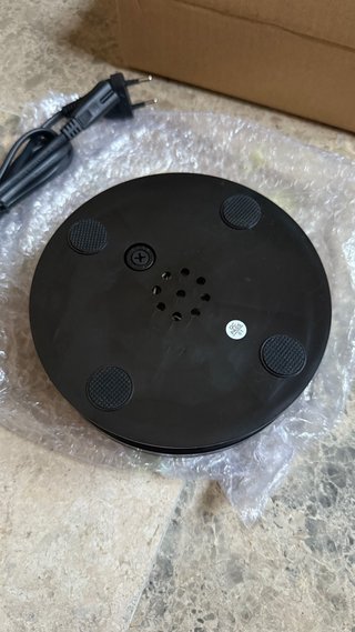 Peana giratoria negra con cable.