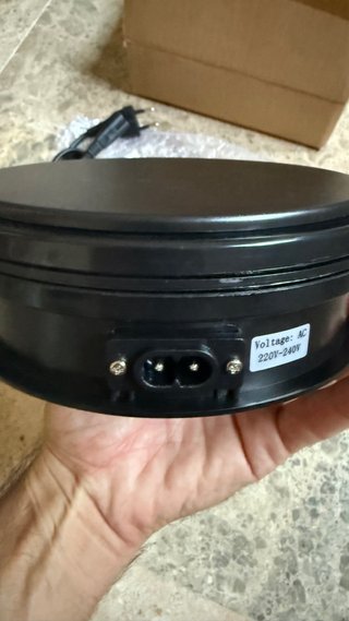 Peana giratoria negra con cable.