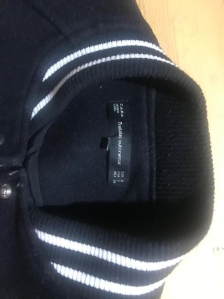 Chaqueta Negra Estilo Universitario