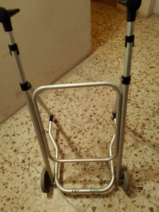 Andador plegable para personas mayores