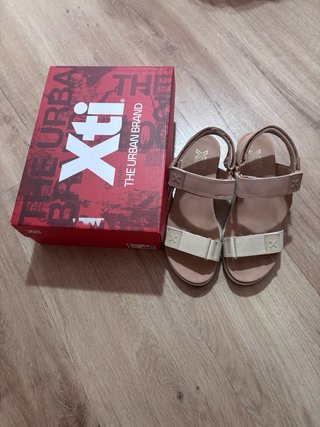 Sandalias de velcro beige y rosa