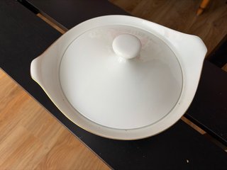 Sopera vintage porcelana con tapa dorada