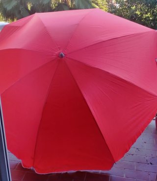 Sombrilla de playa roja