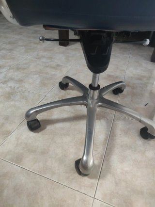 Silla de oficina azul marino y plateada