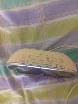 Radio Reloj Philips Plata y Blanco