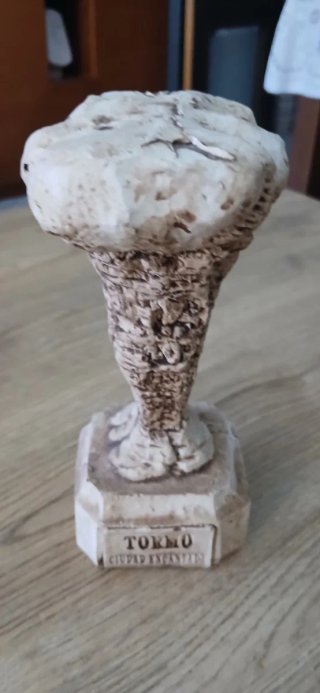 Lote Decoración: Obelisco Cristal y dos Figuras