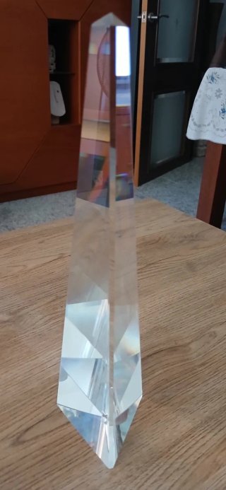 Lote Decoración: Obelisco Cristal y dos Figuras