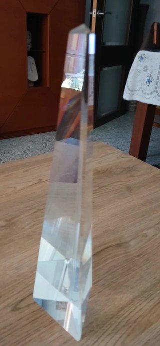 Lote Decoración: Obelisco Cristal y dos Figuras