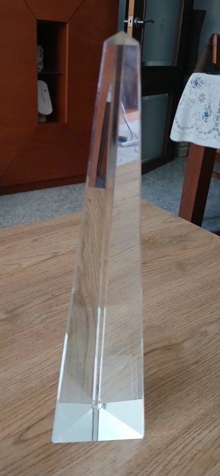 Lote Decoración: Obelisco Cristal y dos Figuras