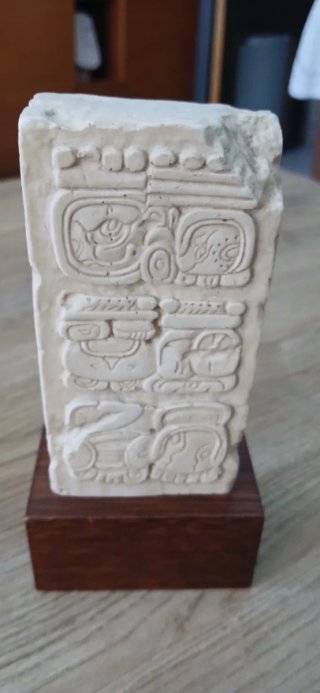 Lote Decoración: Obelisco Cristal y dos Figuras