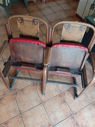 Butacas antiguas de madera y piel