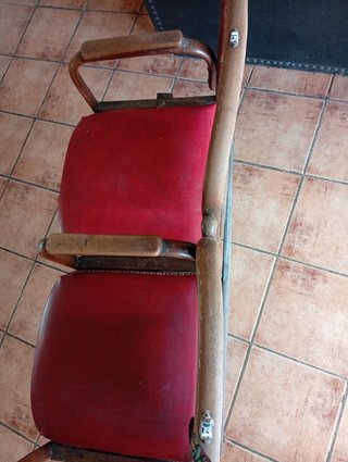 Butacas antiguas de madera y piel