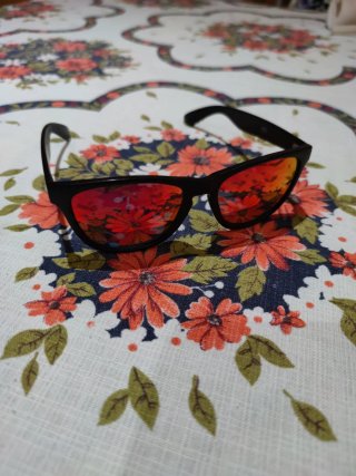 Gafas de sol negras con cristales naranjas