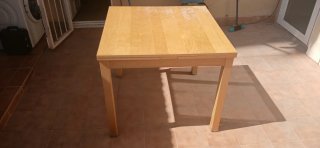 Mesa de comedor de madera