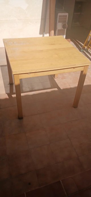 Mesa de comedor de madera