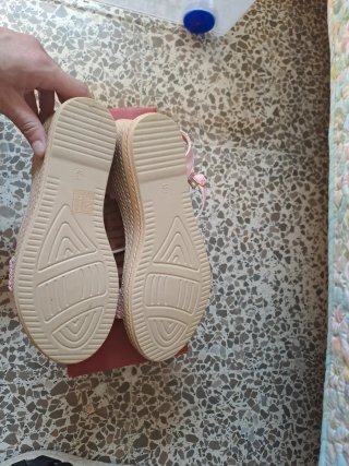 Sandalias doradas y rosas