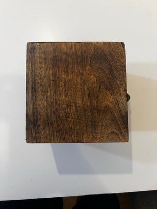Caja de madera con detalles metálicos