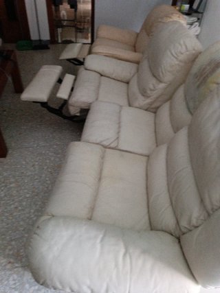 Sillones de piel beige y blancos