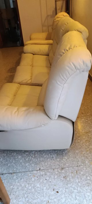Sillones de piel beige y blancos