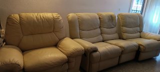 Sillones de piel beige y blancos