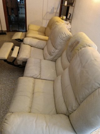 Sillones de piel beige y blancos
