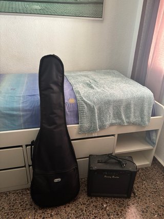 Bajo Harley Benton con amplificador