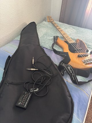 Bajo Harley Benton con amplificador