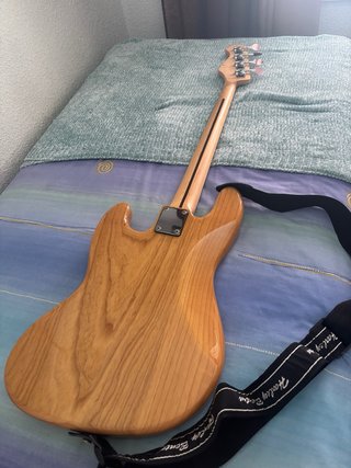 Bajo Harley Benton con amplificador