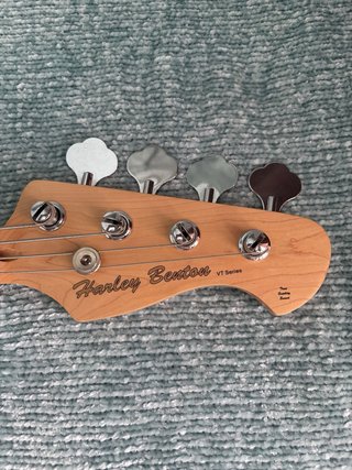 Bajo Harley Benton con amplificador