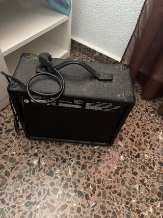 Bajo Harley Benton con amplificador