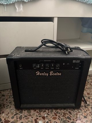 Bajo Harley Benton con amplificador