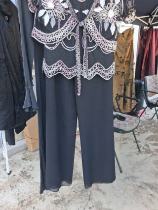 Traje de fiesta negro bordado