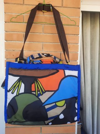 Bolso amplio con protección para tablet