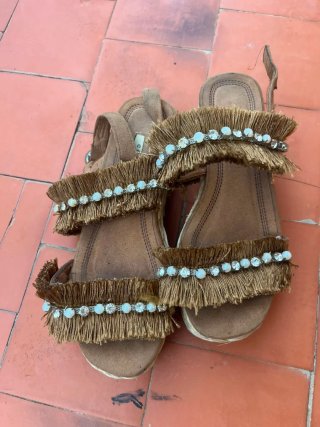 Sandalias mujer Marrones con Flecos y Perlas