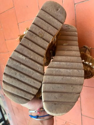 Sandalias mujer Marrones con Flecos y Perlas