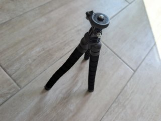 Trípode negro para cámara