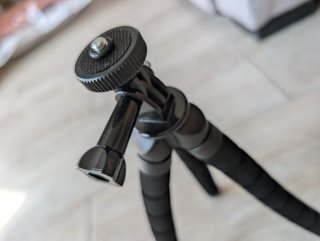 Trípode negro para cámara