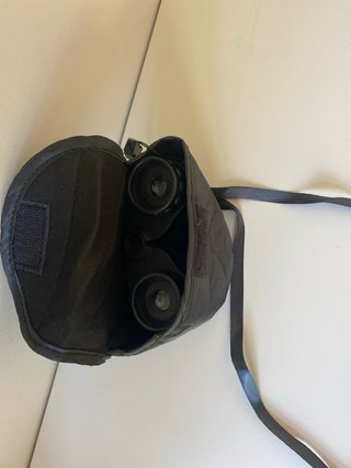 Prismáticos con funda azul y negra
