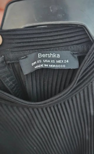 Vestido negro plisado con cinturón