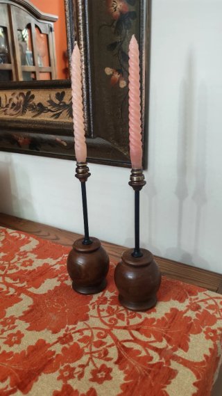 Candelabros de hierro, madera y cobre