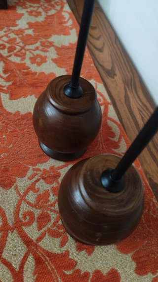 Candelabros de hierro, madera y cobre