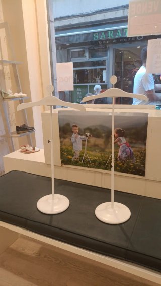 Pareja expositores ropa infantil