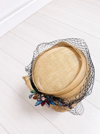 Tocado de fiesta beige y negro