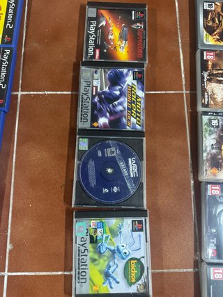 Pack 4 Juegos PS One en sus cajas.