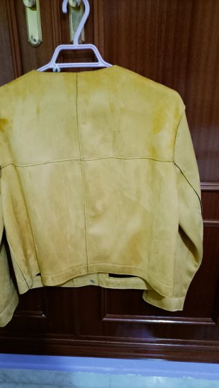 Cazadora Zara Basic polipiel dorada Talla M